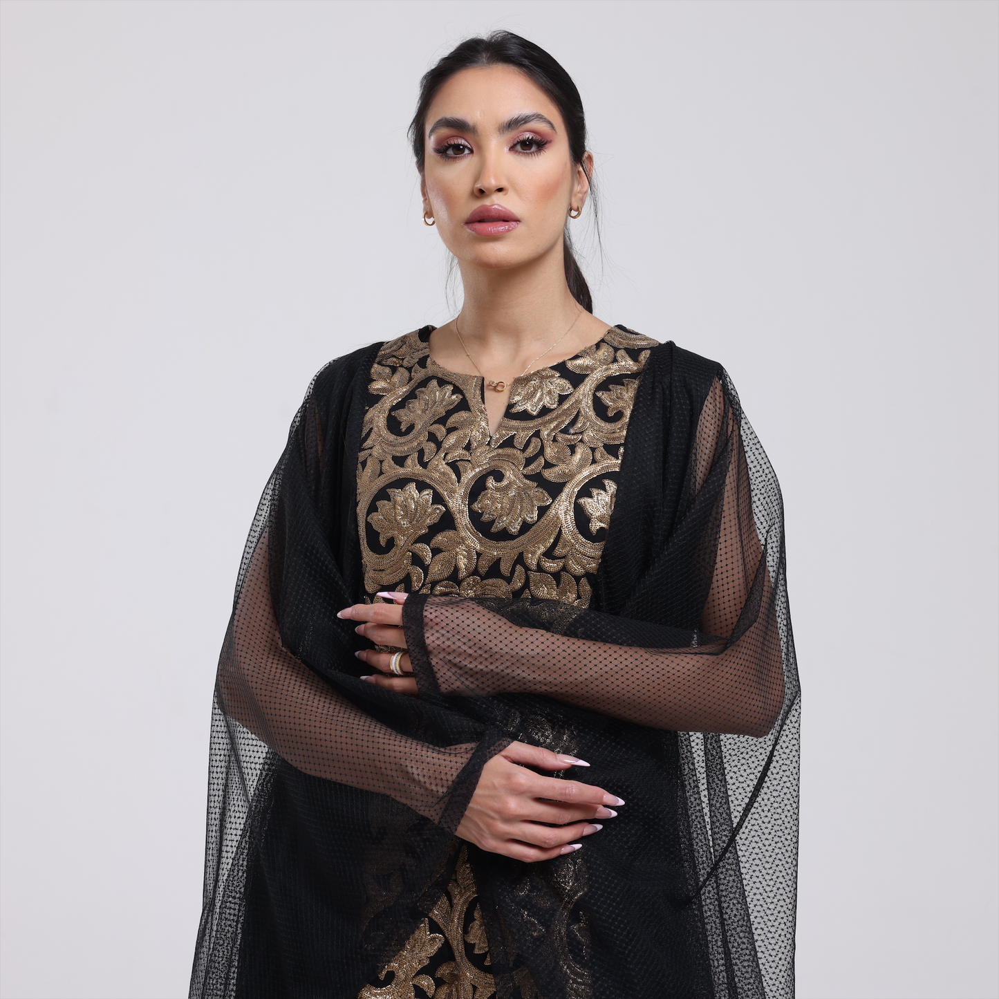 DALSH DESIGNS - فستان أسود بتفاصيل مطرزة وأكمام من التول
