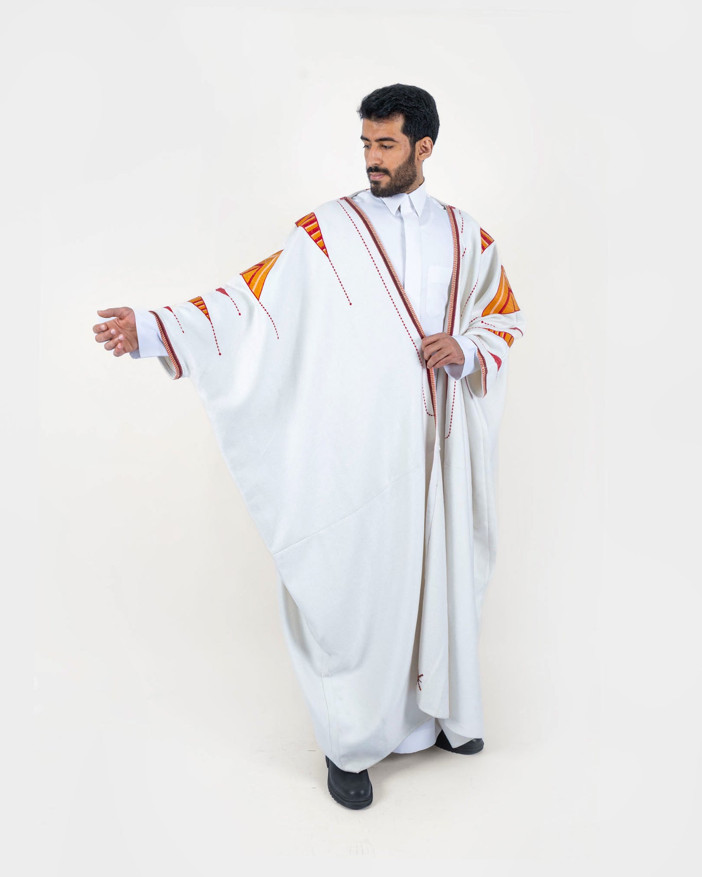 قرمز - جبة - رداء أبيض