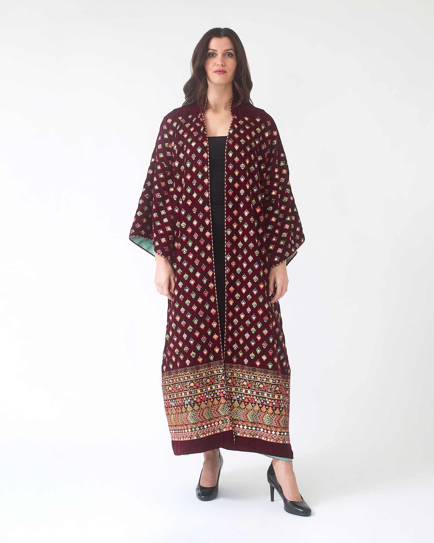 YARAKECH – Embroidered Abaya with Contrast Aqua Lining