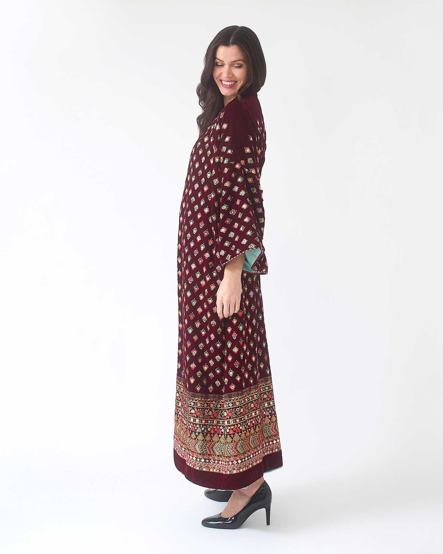 YARAKECH – Embroidered Abaya with Contrast Aqua Lining