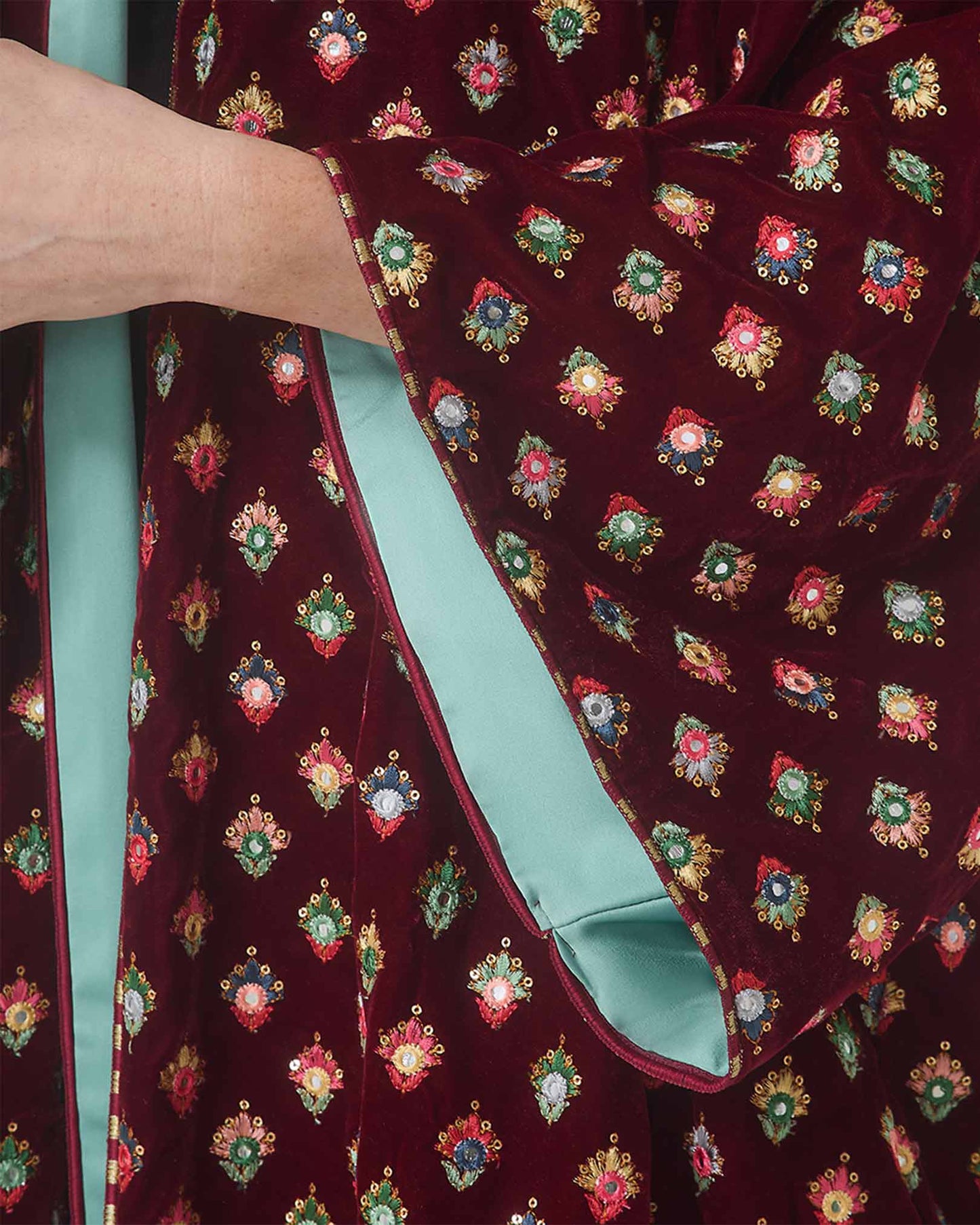 YARAKECH – Embroidered Abaya with Contrast Aqua Lining